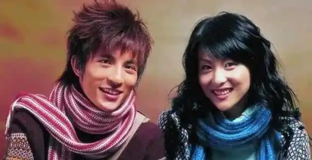 他是马伊琍同班同学,与薛之谦前女友相识15天闪婚,儿子比他还帅