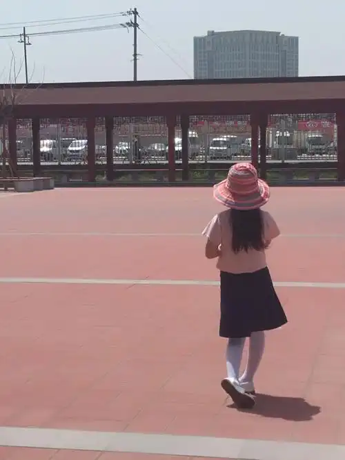 女儿的背影,有没有窈窕淑女的风范.