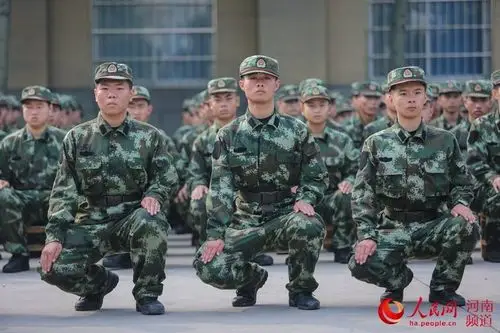 演示蹲姿动作    蓝惟东摄