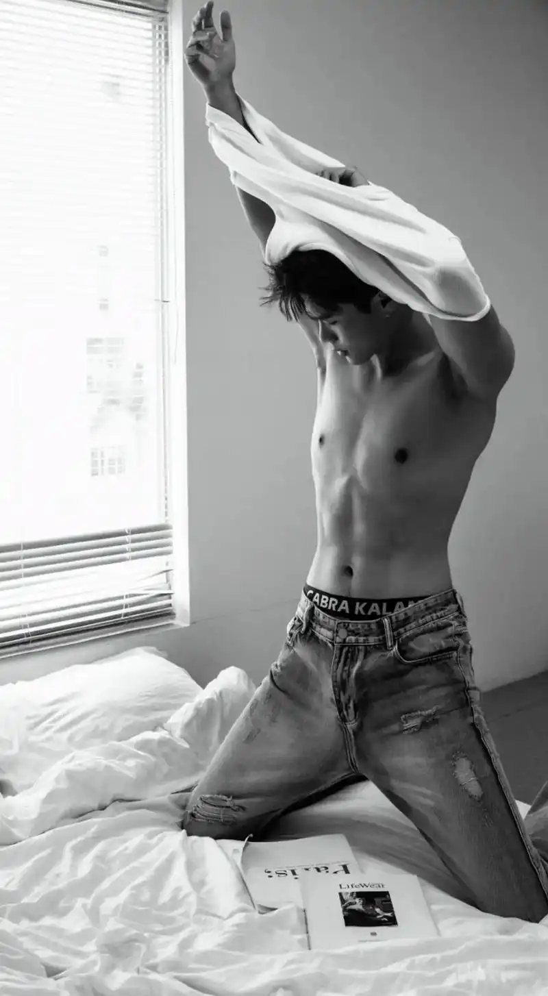 该换壁纸了.#禁欲系 #腹肌 #这谁顶得住啊 #帅哥壁纸 # - 抖音