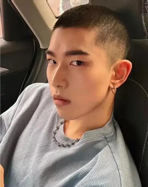 圆寸头算是男发当中最简单的一款发型,用电推剪搭配配套的卡尺,跟随