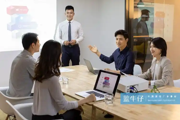 商务人士在会议室开会