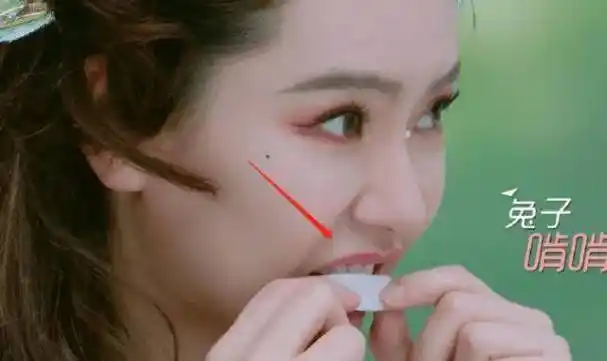 戚薇用橡皮擦对牙齿进行美白看到最后的效果这也太明显了