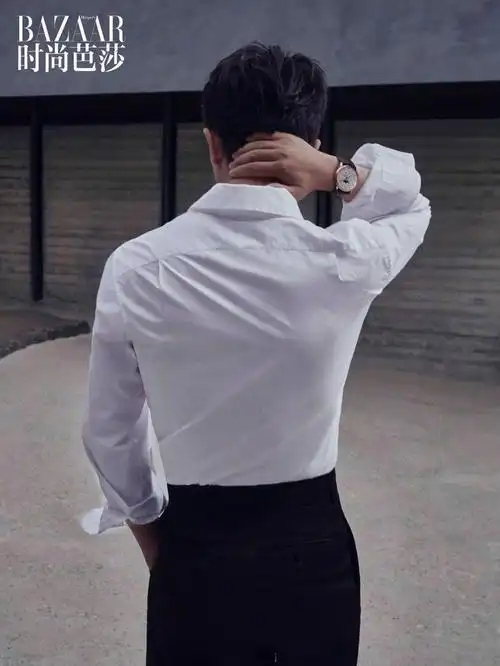 黄轩《时尚芭莎》七月刊封面,白衬衫清爽绅士,侧颜和背影都很绝