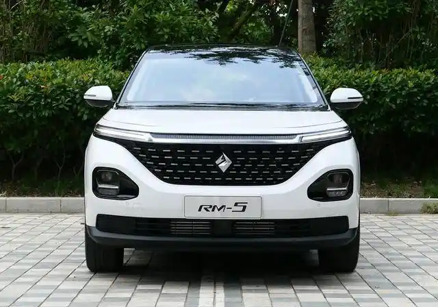 10万以内家用车首选,轴距2米75配5座自动挡,还自带许多高科技