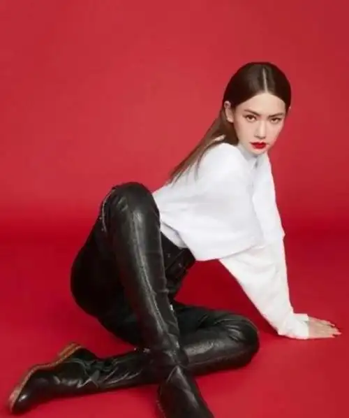 35岁的戚薇真会穿t恤搭阔腿裤大秀长腿粽子鞋吸睛