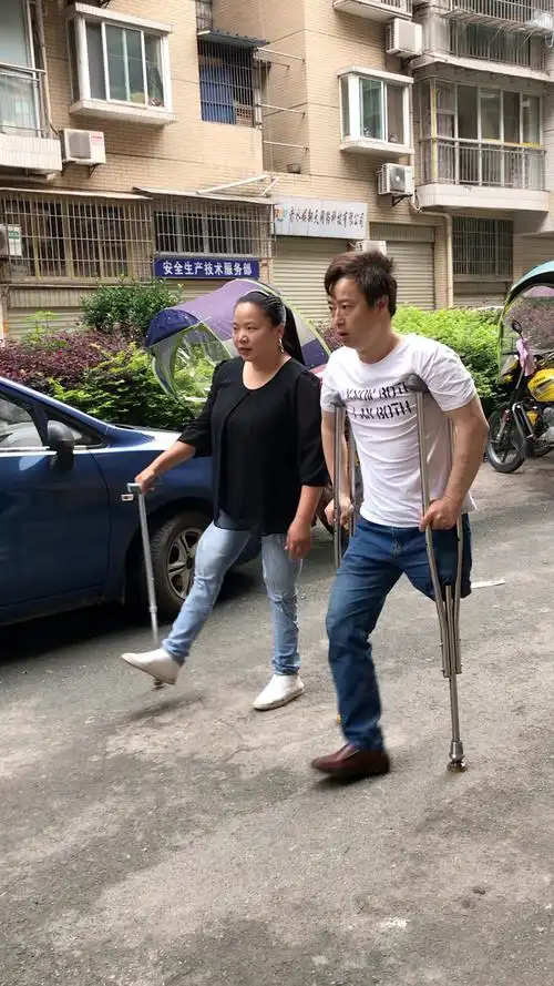 无腿美女穿上假肢一样美丽