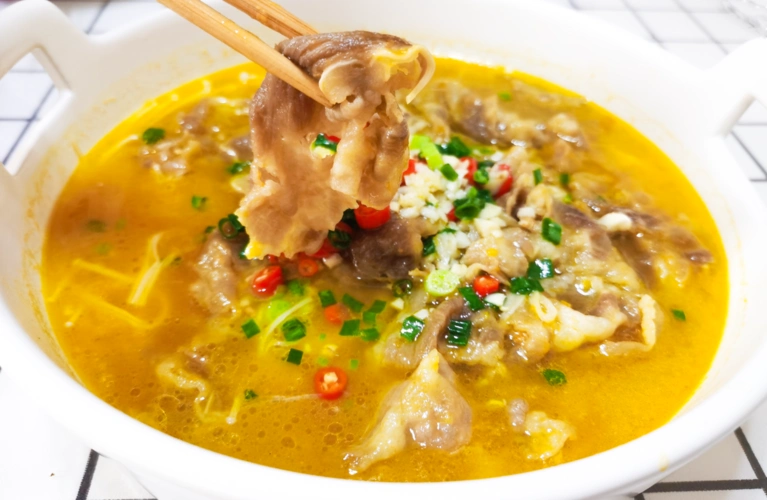 天气逐渐微凉,做一锅小白也会的酸辣金汤肥牛卷暖暖身吧