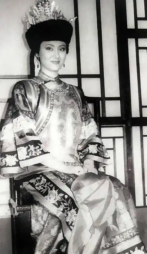 她是港姐冠军,与洪金宝上演师徒恋,婚后30年却无儿无女_高丽虹_曹恩玉