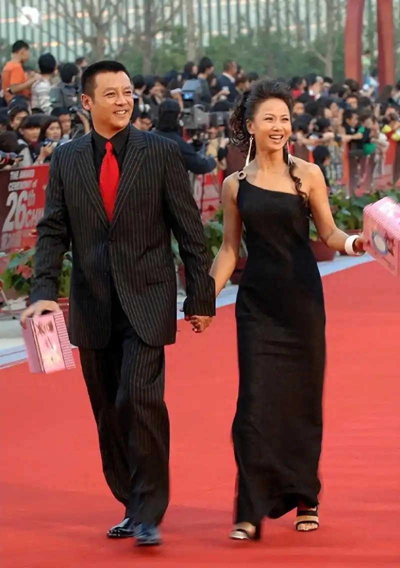 回顾演员赵越嫁二婚佟凡恩爱25年57岁无儿无女亦无悔