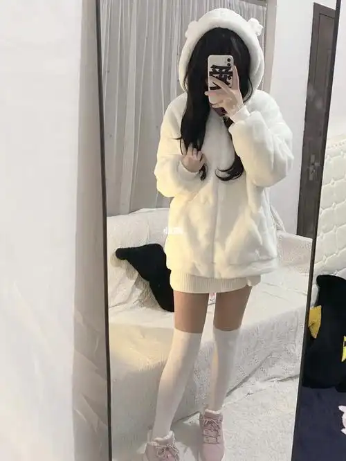 毛呼呼外套搭拼接丝袜今天是可爱小熊