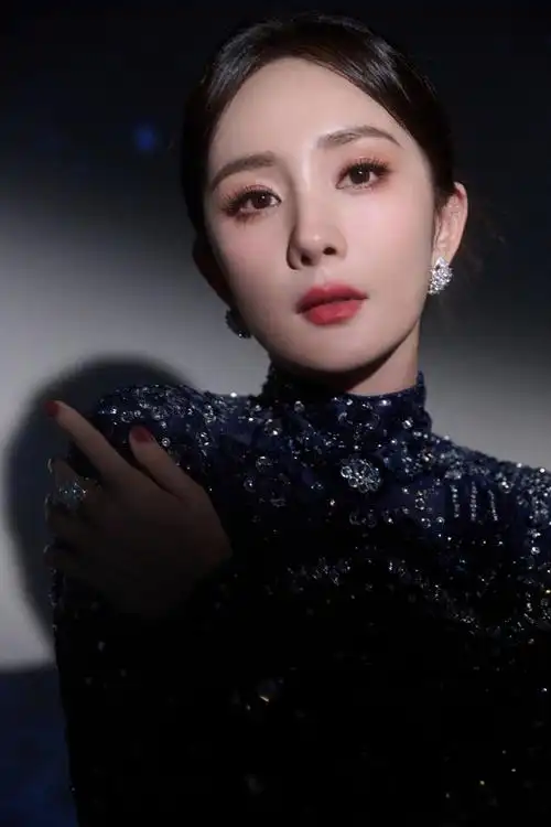 stars love bvlgari#@杨幂佩戴bvlgari宝格丽珠宝亮相#微博之夜#,灿