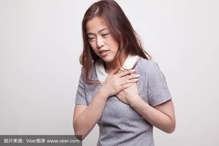 一个年轻的亚洲女人胸口痛.