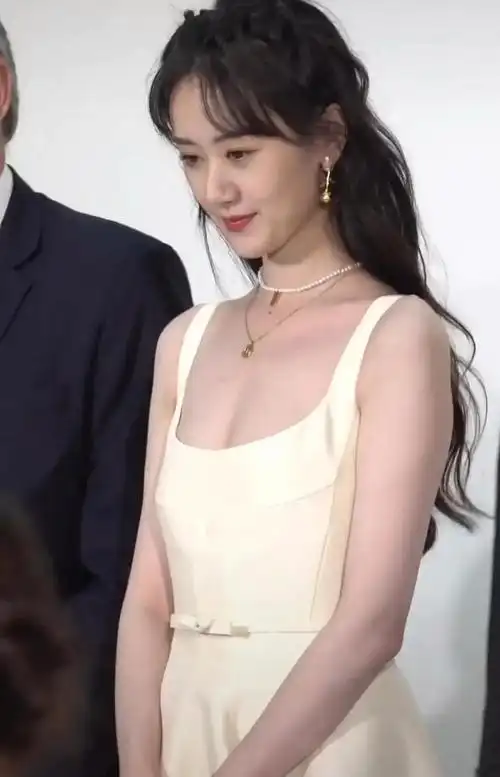 袁冰妍近期活动生图状态看着不错