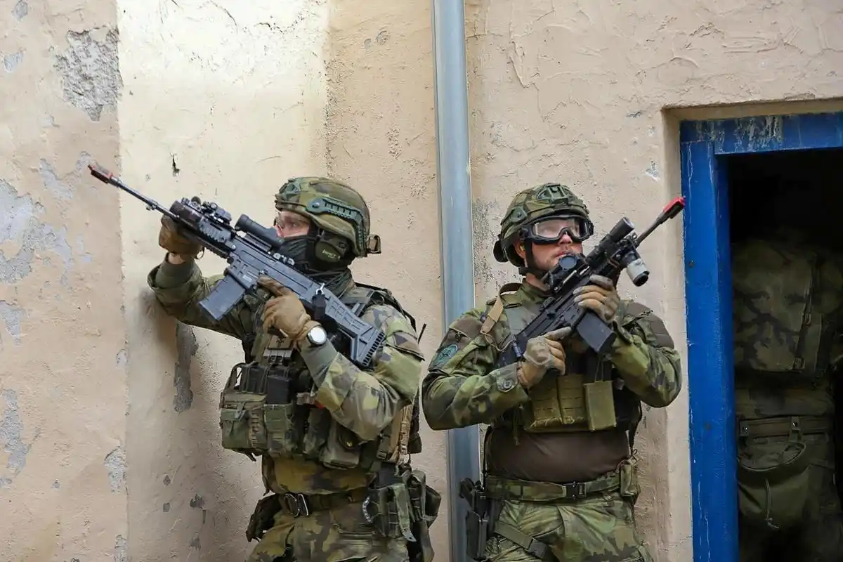 捷克陆军士兵训练如何在fibua(fighting in built-up areas)地域环境