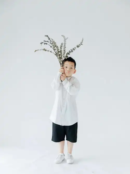 上门拍摄安排一组,简单又不失童趣,最简单的道具是最突出孩子本身的