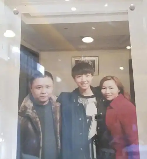 小凯在舞台面前是大明星,在父母眼中依旧是小孩子,王俊凯的妈妈在日常