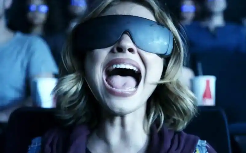 大叔戴2d眼镜看3d电影,意外看到电影院的秘密,发现世界都是假的