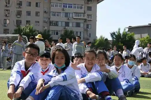 青春装扮碧绿的操场激情点燃胜利的曙光实验小学与天津市第一中学体育