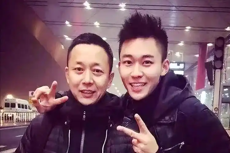 回顾刘奕君带着儿子再婚中年得女后与儿子一起将她宠成公主