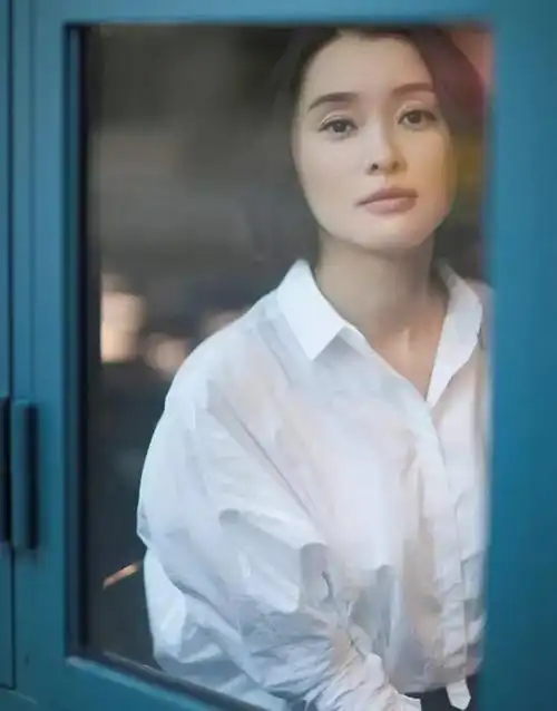 演员吴越我50岁了依然单身一直都在为自己活