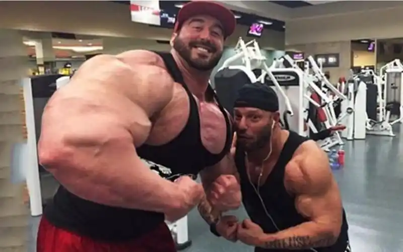 190米的肌肉巨人体重超过317斤网友见面小一码