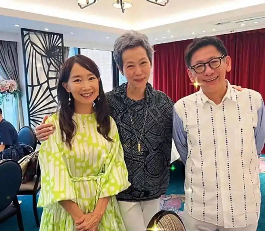 叶童60岁太显老,白发不染穿衣不艳,但原生态自然美比赵雅芝舒服_显得