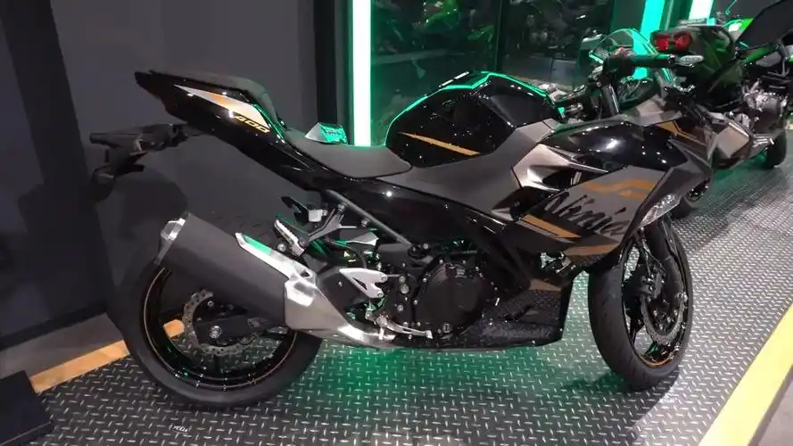 2020新款川崎忍者400到店实拍,黑金配色颜值很高