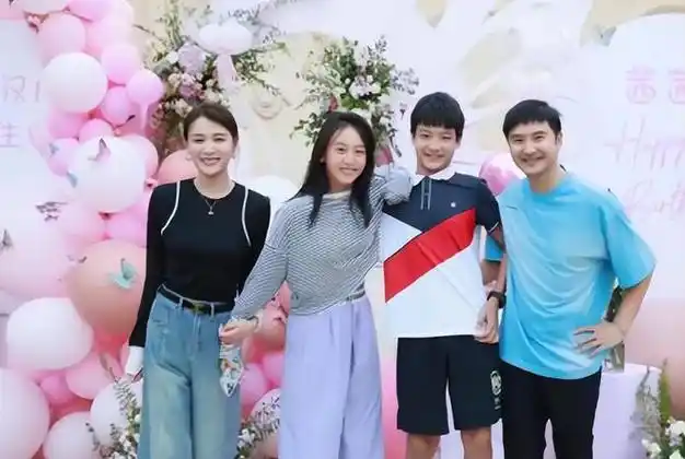 田亮一家四口代言巴拉巴拉,母女似姐妹,儿子是爸爸的翻版很幸福