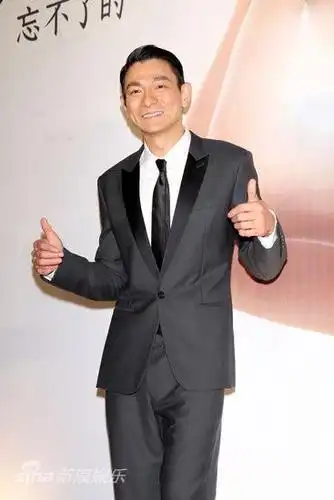 刘德华竖起大拇指