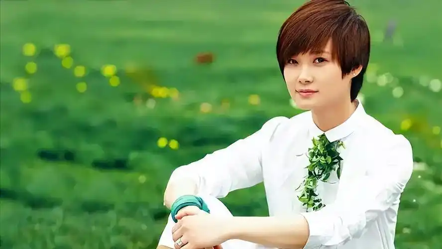 照片中还有一个男子,可能是伴舞一类的角色,直接将李宇春打横抱起