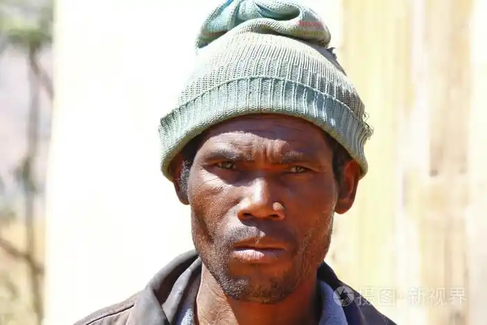 可怜南非黑人手持他的帽子照片-正版商用图片1k2fx0-摄图新视界