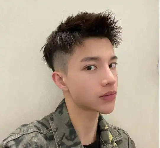 男士发型怎么剪才帅气两侧推短三七分不连接效果都不错