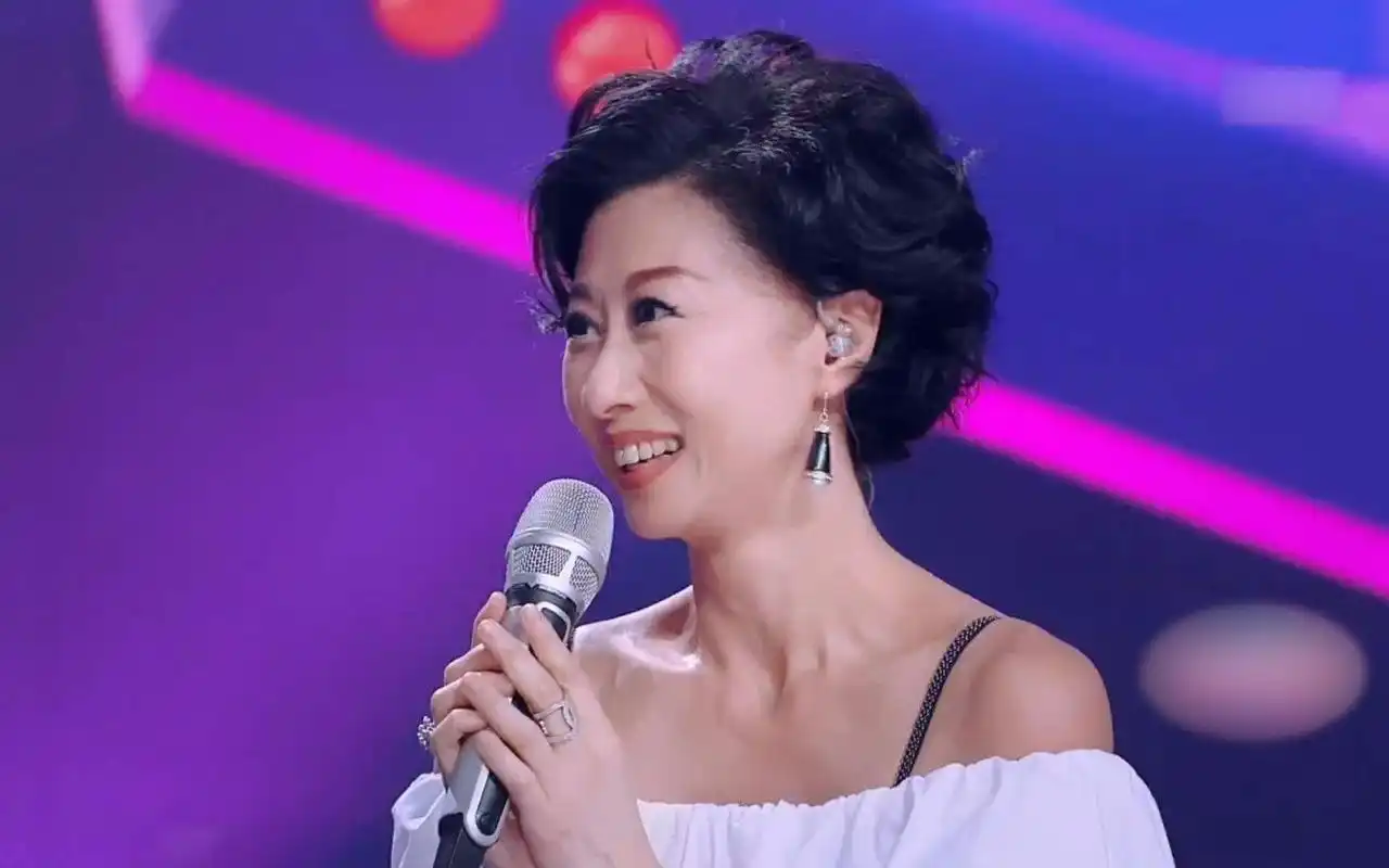 就是这样一个不熟汉语,不会粤语,不识谱的女歌手,演唱的粤语歌曲却