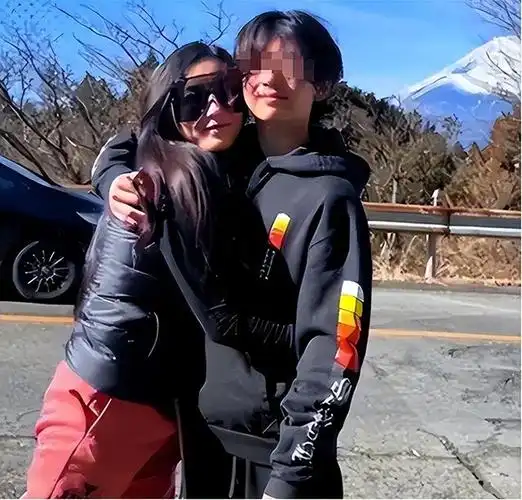 据报道,演艺圈知名女星张柏芝的16岁儿子被曝早恋的消息,让人们纷纷