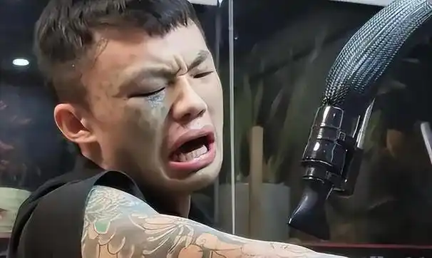 回顾14岁少年满脸纹身被父亲赶出家门找不到工作如今怎样了