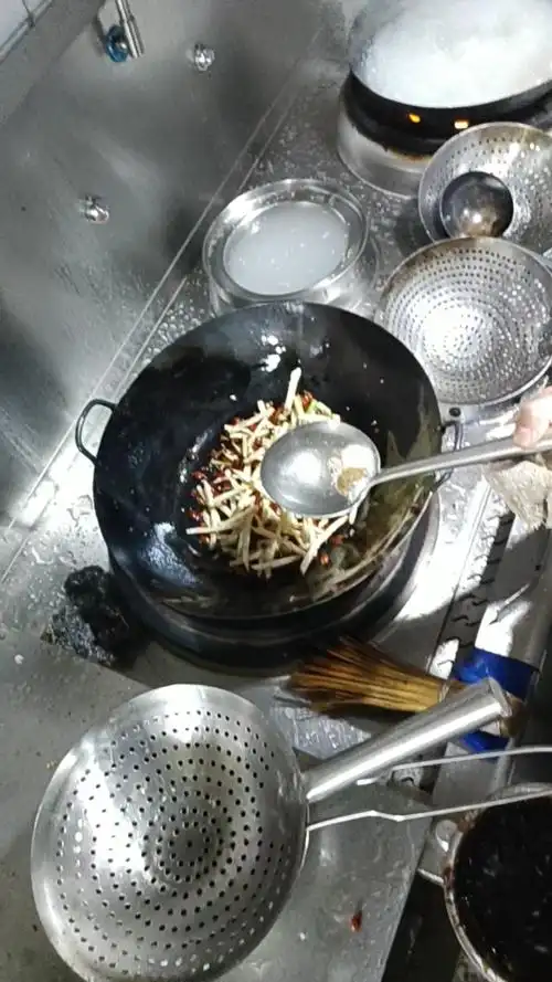 监控拍下后厨惊人的一幕,原来酒店是这样炒菜的.