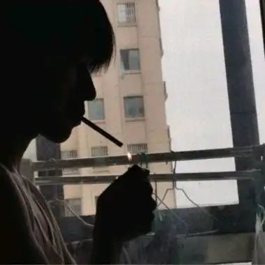 叼着烟的男生头像高清伤感侧脸男生抽着烟的头像图片