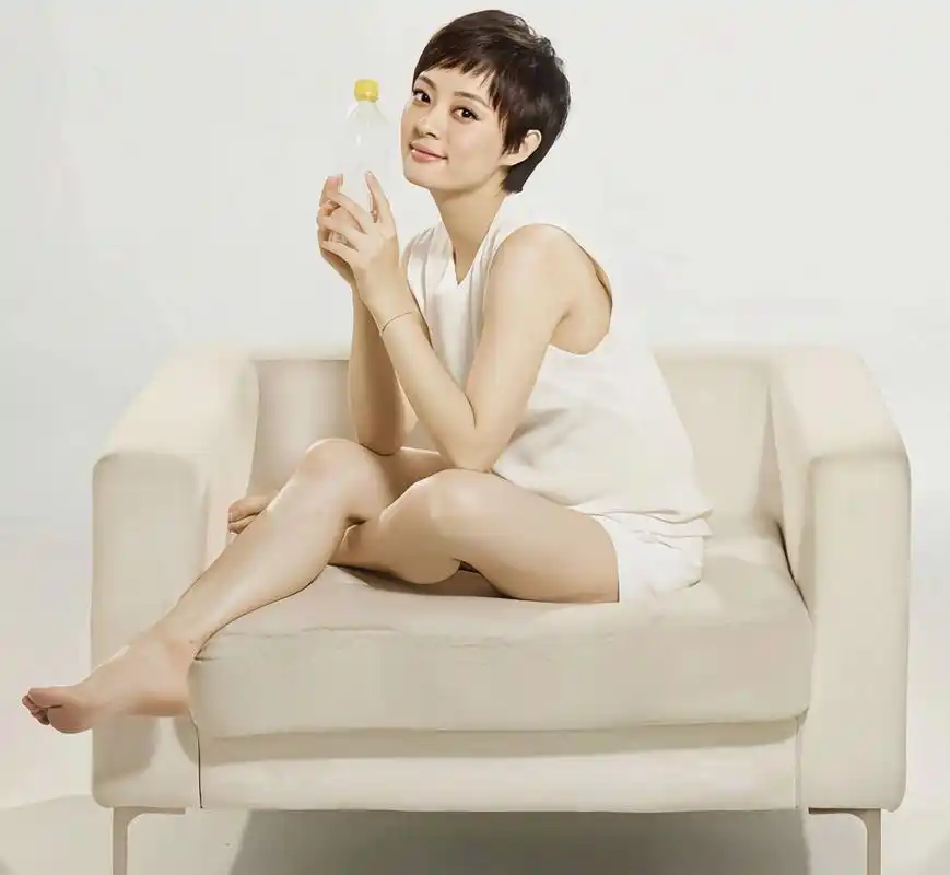 坐在沙发上的孙俪,有些俏皮与可爱|||短发是孙俪很有标志性的特征 留