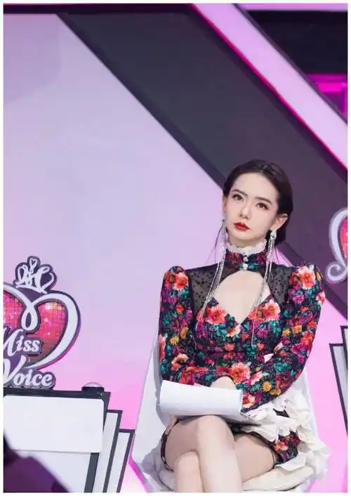 戚薇的耳饰一丈长,都快垂到胸部了,仿佛两条银色发辫_设计_耳环_穿着