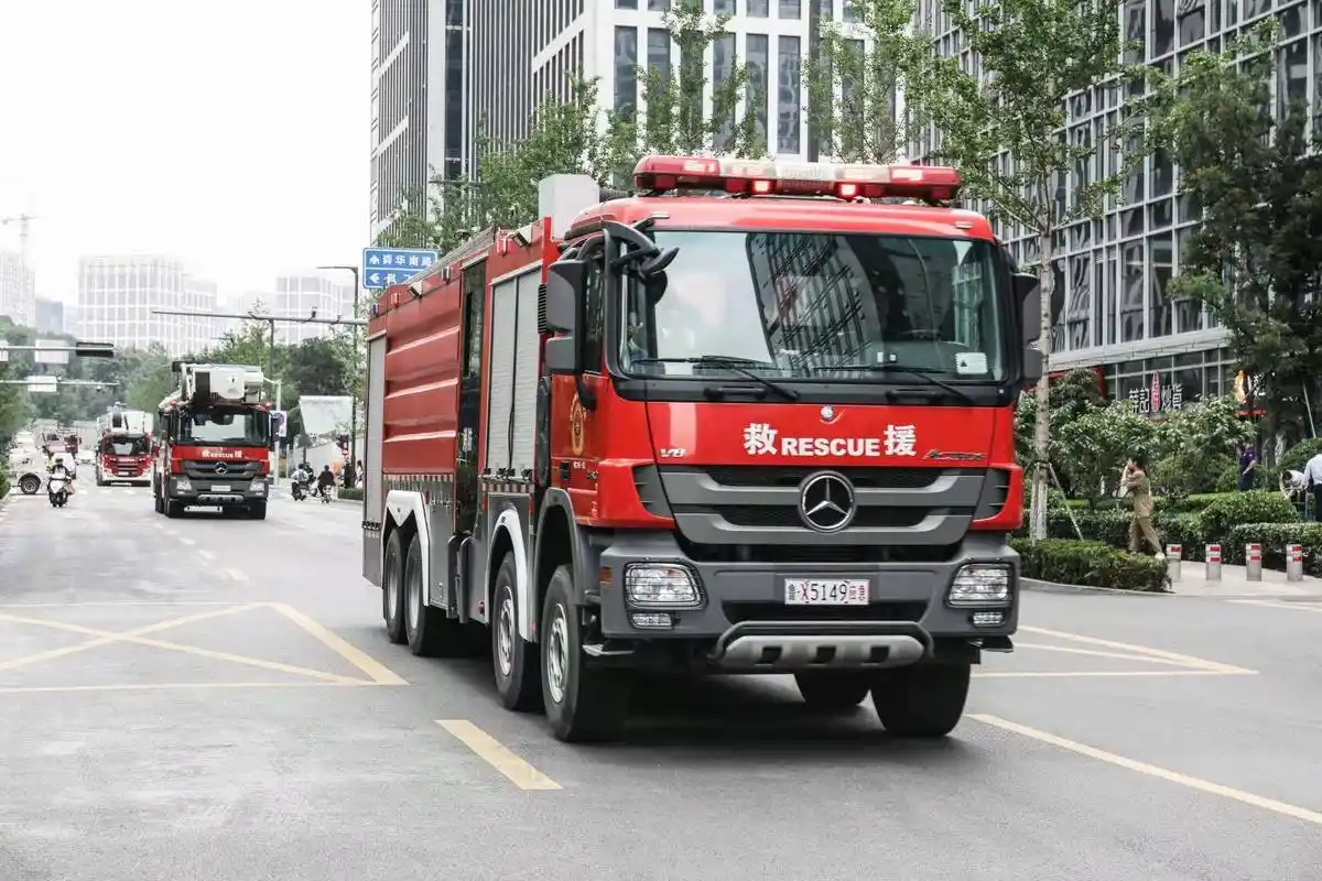 云鼎大厦安保人员迅速疏散楼内人员,展开自救,并同时向市119报警.