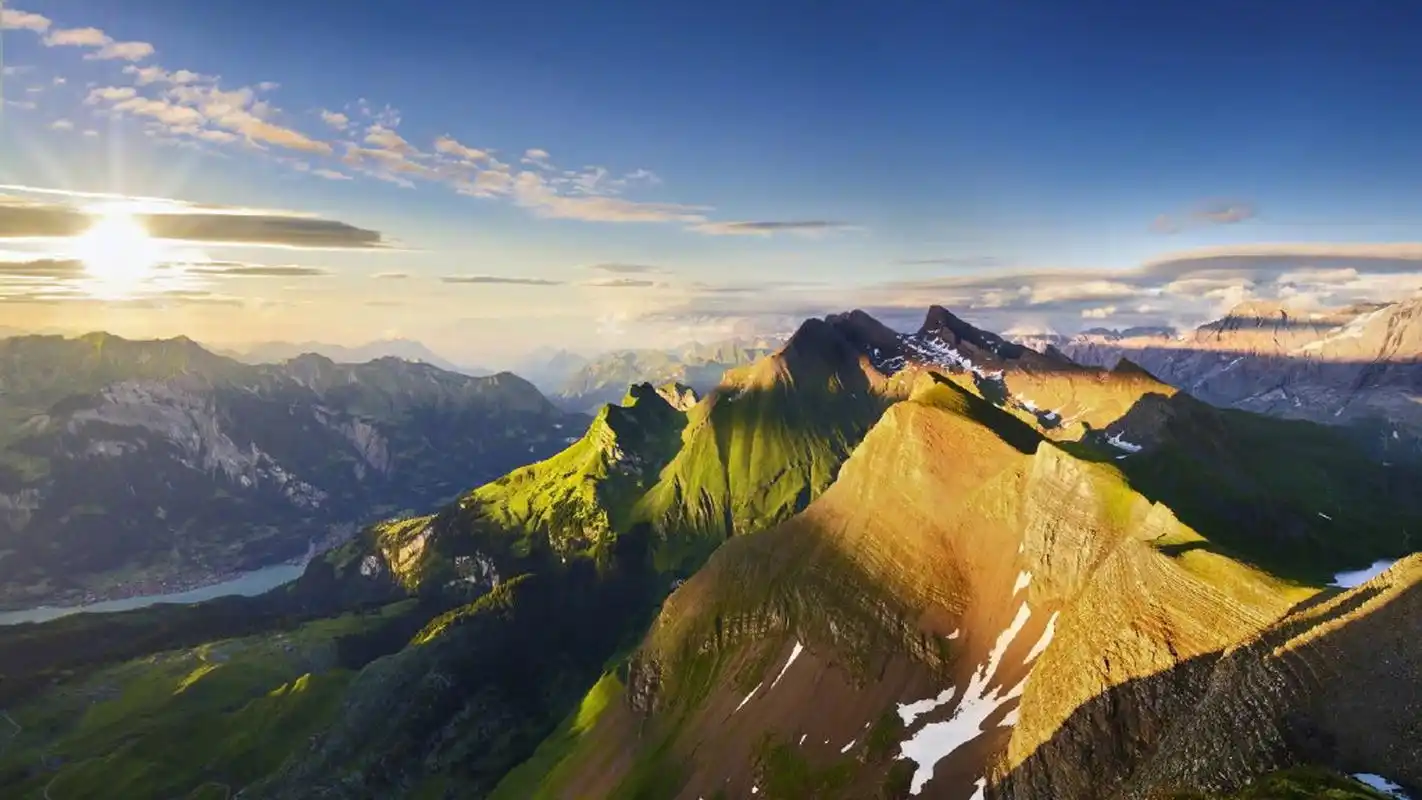 一组唯美日出风景图片壁纸分享给大家,清晨太阳初升时的景象十分美丽