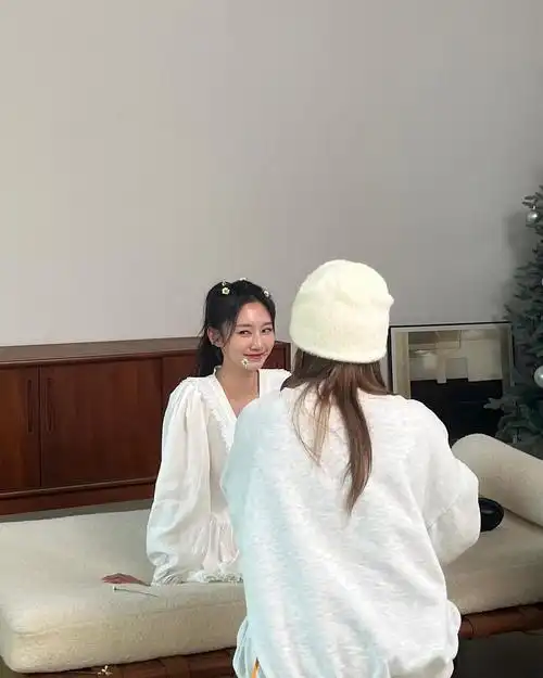 lck女主持尹秀彬晒照新的个人主页照片