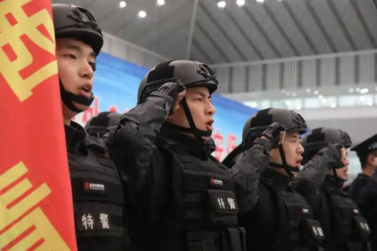 2019年1月20日,在西安北站,为全力做好春运工作,特警队员正在宣誓.