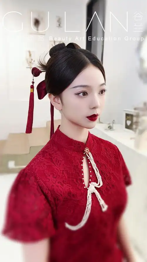 谷兰美妆教育频道的化妆造型作品《旗袍敬酒服新娘造型》