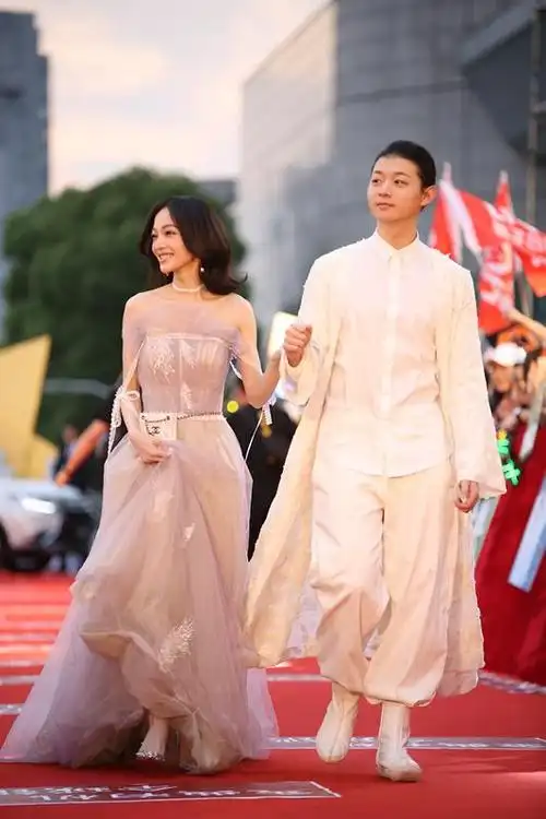 《歌手2018》巅峰之夜盛大开启 张韶涵携手霍尊重现出道经典《寓言》