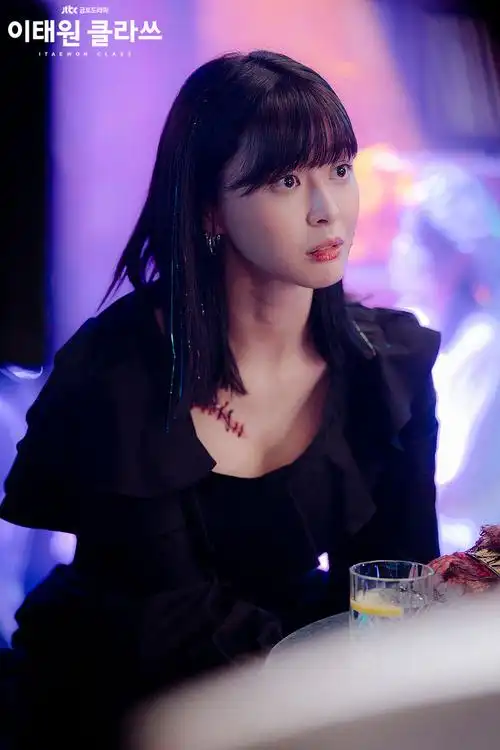 《梨泰院class》讨人厌的女二权娜拉病了,网望其身体健康