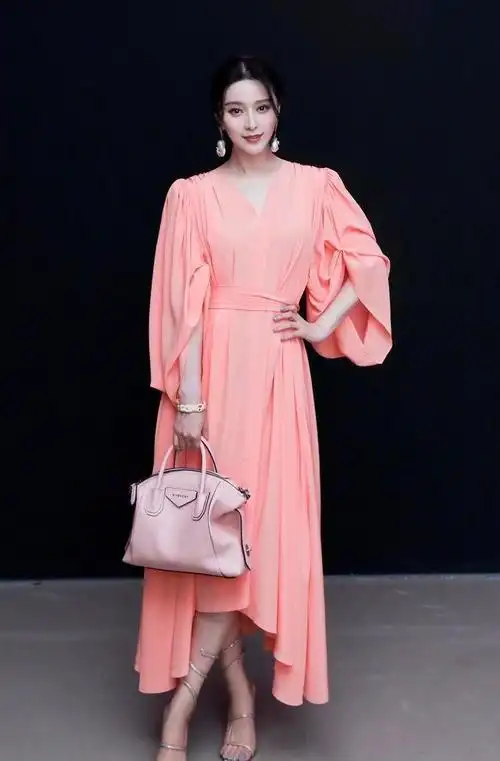 范冰冰久违出席活动,穿粉色长裙配水钻凉鞋,白皙皮肤让人羡慕
