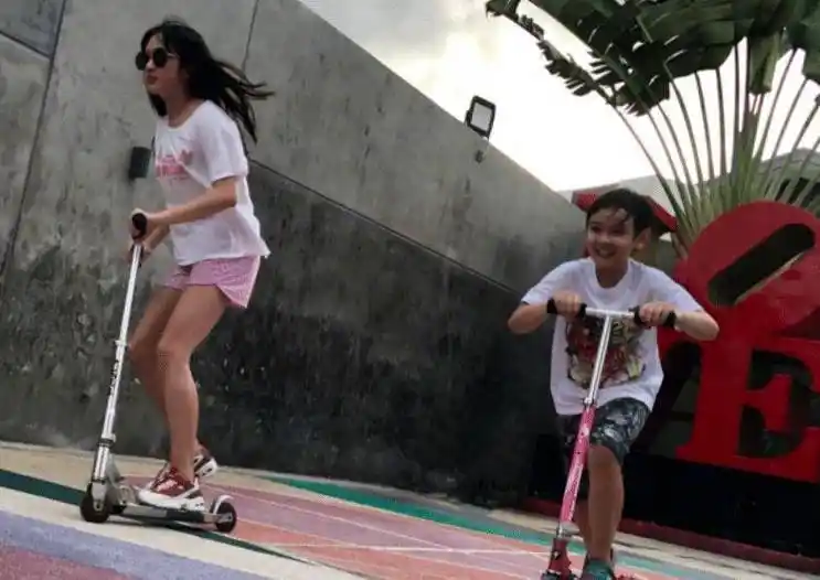 吴尊晒一家四口近照,妻子林丽吟低调出镜,neinei又白又瘦像妈妈_运动