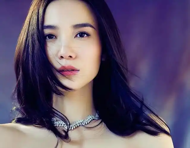 回顾42岁未婚未育的宋佳早已走上女演员的另一条大道